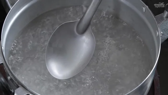 Dissolve the curry paste in boiling water to create a smooth paste.