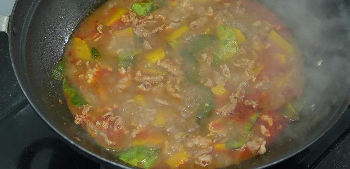 Season with pork seasoning powder and chili peppers.