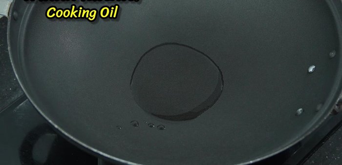 Heat up the pan and add cooking oil. Add curry paste and shrimp paste (can be pounded together beforehand). Stir-fry over low heat until fragrant.