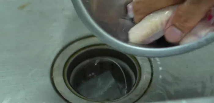 Drain the washed chicken wings.