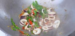 Delicious Stir-fried Squid with Holy Basil: A Simple Thai Recipe