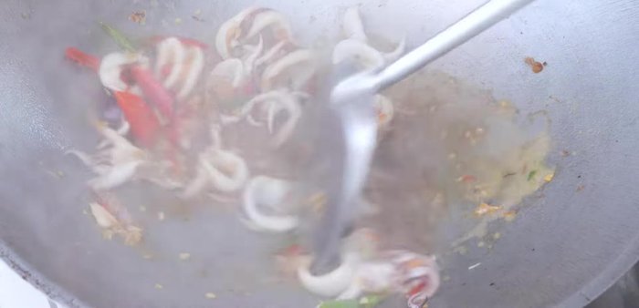 Stir-fry vigorously for a while. Don't stir-fry for too long.