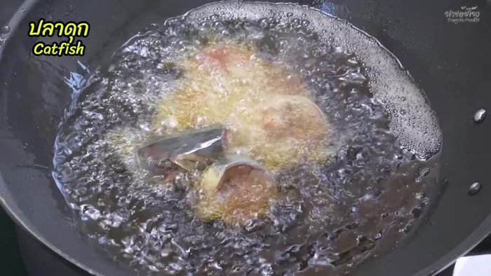 Cut and wash the catfish, then mix well with salt and fry until crispy.