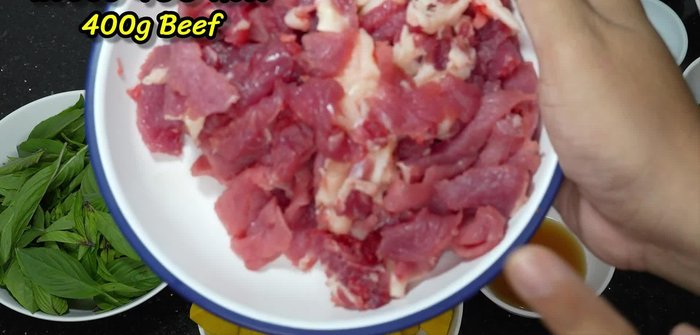 Prepare the ingredients: Cut beef into bite-sized pieces, cut pumpkin into chunks, thinly slice chili peppers, tear kaffir lime leaves.