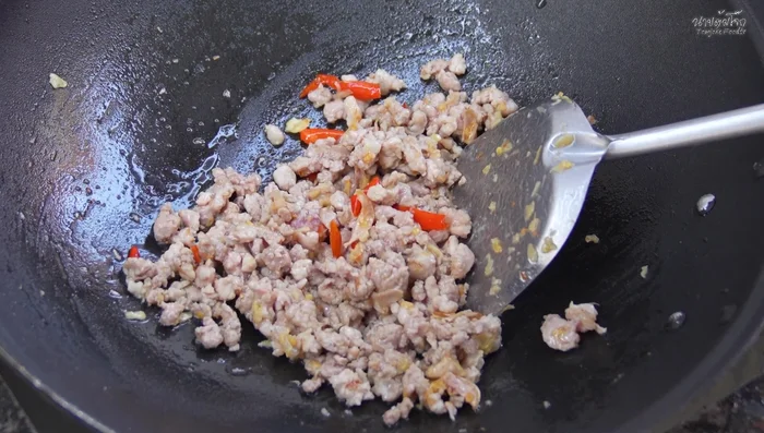 Turn up the heat, add the cauliflower and the water used to rinse the mortar.