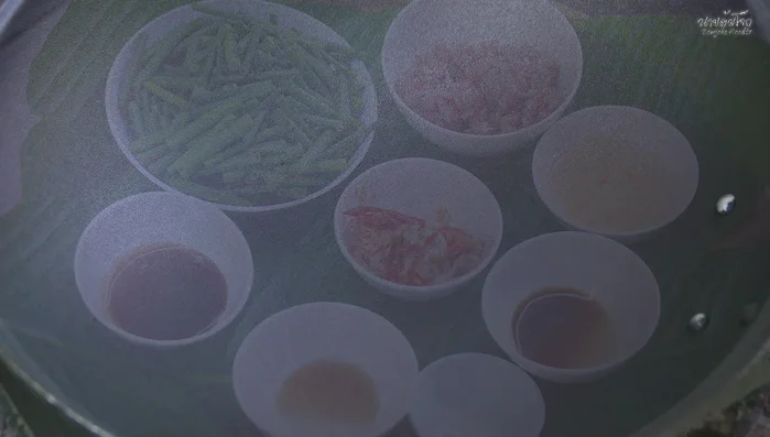 Heat up the pan and add oil for stir-frying.