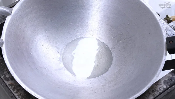 Heat the pan with oil, add the curry paste, and stir-fry over low heat until fragrant.