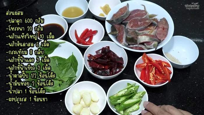 Prepare the curry paste: Soak large dried chili peppers in water. Remove any mold. Pound the chilies until crushed. Add garlic (adjust amount based on preference). Add fresh chilies for extra spiciness.