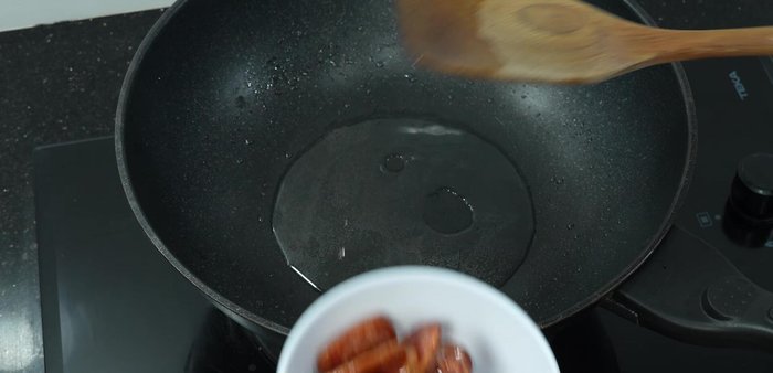 Remove the fried Chinese sausage and set aside.