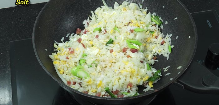 Season with seasoning powder, sugar, salt, green cap seasoning sauce, soy sauce, white soy sauce, and ground pepper. Stir well to combine.
