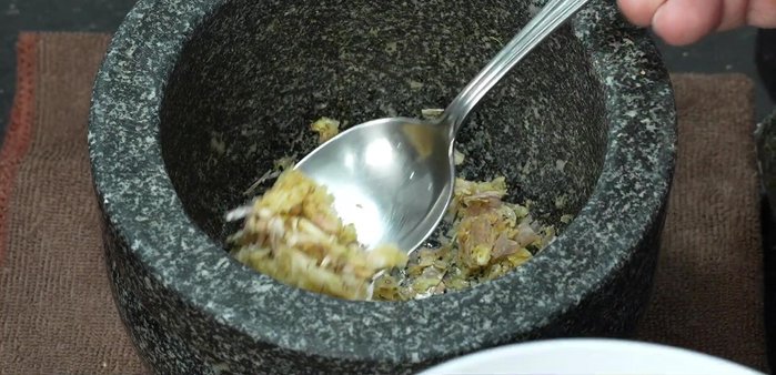 Marinate the beef with the pounded chili-garlic mixture, sugar, soy sauce, and a small amount of the other seasonings.