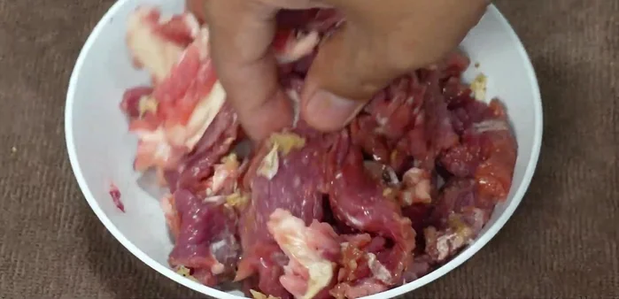 Let the beef marinate for 10-15 minutes.