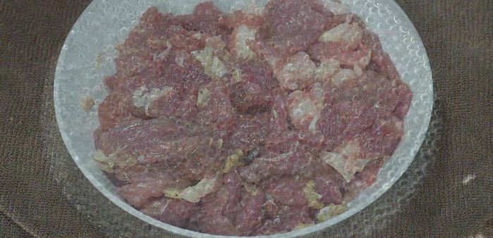 Heat the pan and add cooking oil.