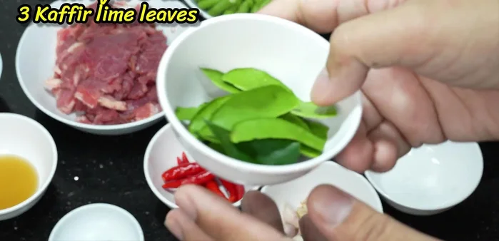 Wash basil leaves and kaffir lime leaves, set aside.