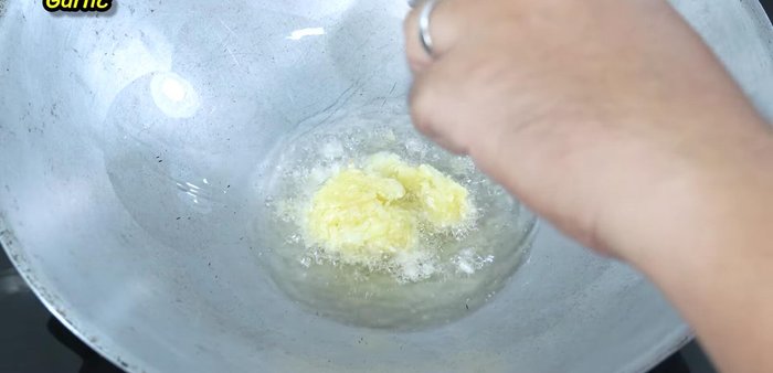 Add minced garlic and stir-fry until fragrant and yellow.