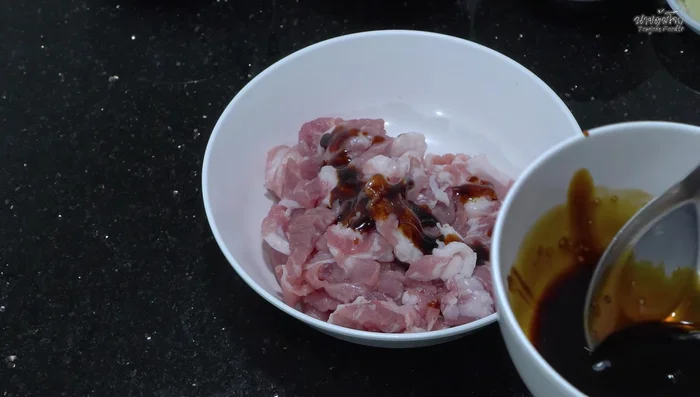 Marinate the pork: Add about half a tablespoon of the sauce to the pork and marinate for 5-10 minutes.