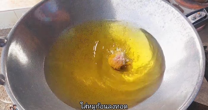 Heat vegetable oil in a frying pan until hot.