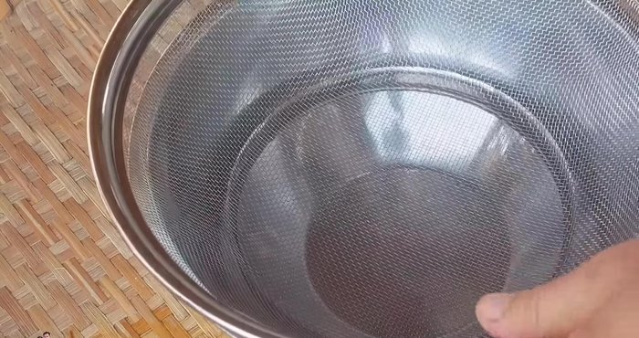 Drain the water using a sieve.