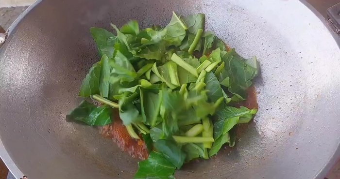 Add the Chinese kale and stir-fry.