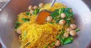 Chewy Yellow Noodles Stir-fry: Non-Sticky, Delicious Recipe