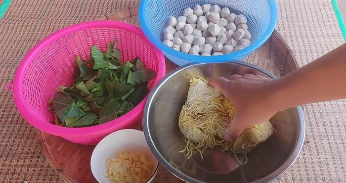 Unfold the yellow rice vermicelli into strips.