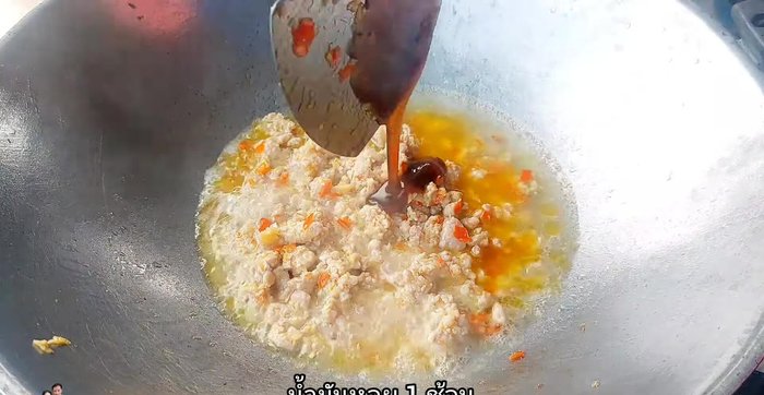 Add water, oyster sauce, green-capped sauce, light soy sauce, seasoning powder, and white sugar (adjust sweetness to your preference).