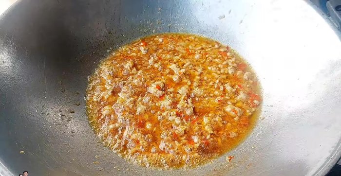 Add the rice vermicelli and stir-fry until well combined with the sauce.