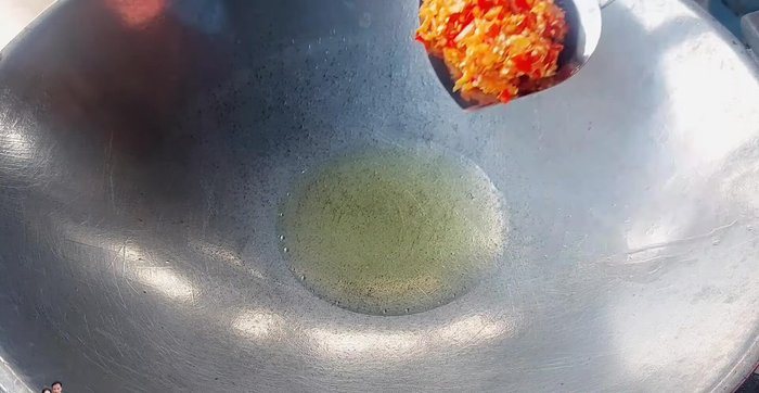 Heat vegetable oil in a wok or frying pan. Add the pounded chili and garlic and stir-fry until fragrant.