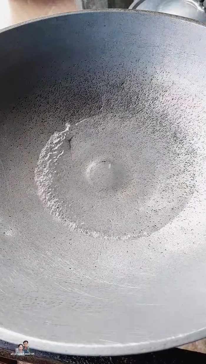 Boil minced pork in water until cooked.