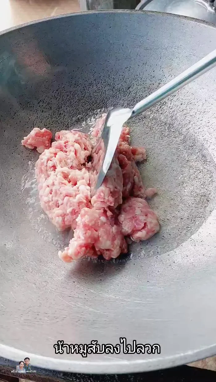 Once boiling, add the minced pork. Chop and boil until cooked.