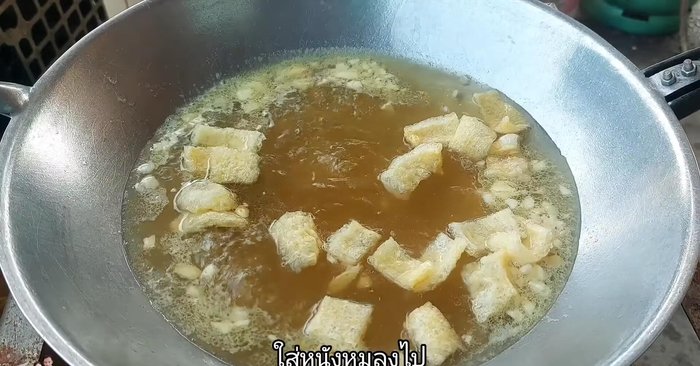 Bring the water to a boil, then add the soaked and cut pork skin.