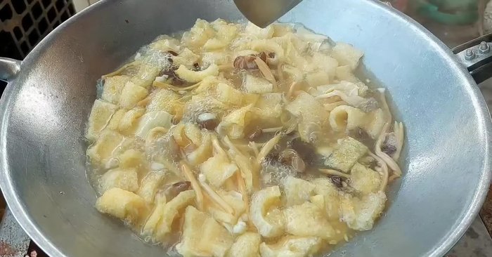 Simmer for about 15 minutes, adding more water if necessary. The total amount of water used is approximately 2000ml.
