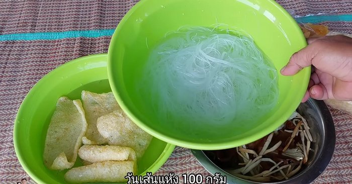 Soak dried glass noodles in water for 10 minutes.