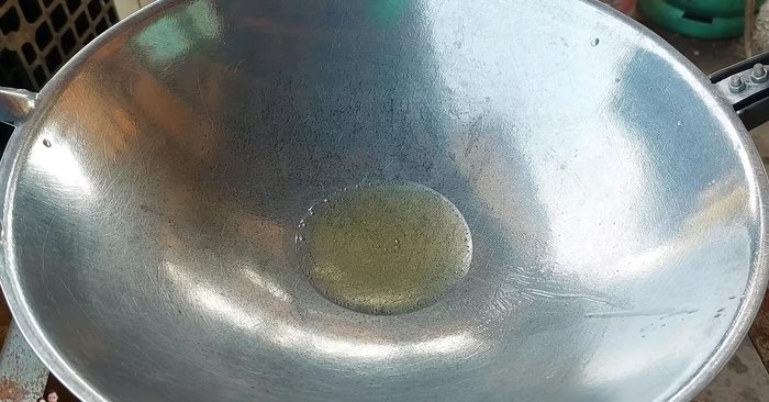 Add vegetable oil to a pot, then add minced garlic and stir-fry until fragrant.