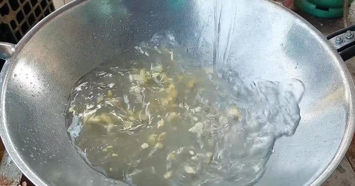 Add about 1500ml of water, 1 pork stock cube, 1 teaspoon of seasoning powder, and 2 spoons of light soy sauce. Add 1/2 spoon of white Tyra sugar.