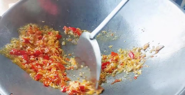 Stir-fry the pounded garlic and chili until fragrant.