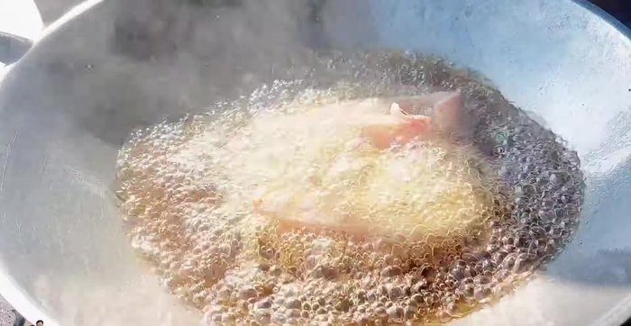 Pat the red tilapia fillets dry with tissue paper. This prevents oil splattering when frying.