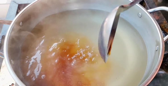 Add soy sauce and pork: Add 2-3 tablespoons of light soy sauce to the boiling soup (107.479). Then add the marinated minced pork (120.719). Gently break apart any large clumps of pork (132.84).