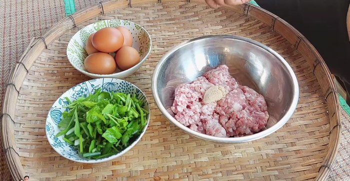 Marinate the minced pork: Combine minced pork with seasoning powder, ground pepper, a pinch of white sugar, 1 tablespoon vegetable oil, and 1 tablespoon white soy sauce. Mix thoroughly and knead for several minutes. Marinate for at least 10 minutes (20.64).