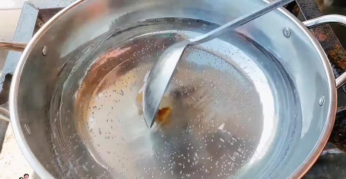 Boil the soup: In a pot, bring 1.5 liters of water to a boil. Add 1 stock cube and 1 teaspoon of seasoning powder. Stir until dissolved (84.4).