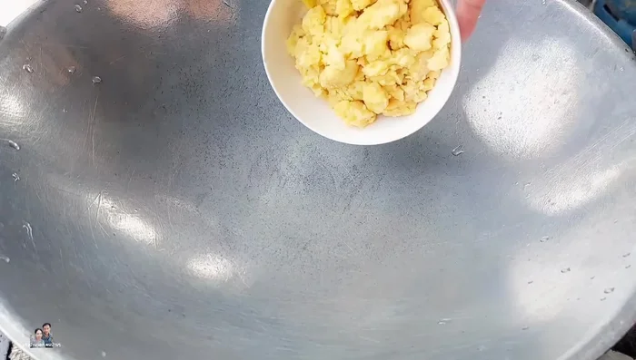 In a boiling pan, add palm sugar/sugar, mangoes, pounded garlic and pepper.