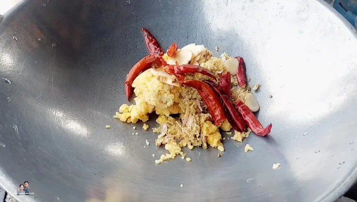 Add galangal, dried chili peppers, tamarind juice, fish sauce, light soy sauce, and sweet dark soy sauce. Adjust seasoning to your preference.