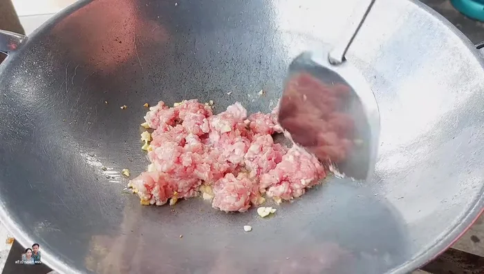 Add the minced pork (200 grams) and stir-fry with the garlic.