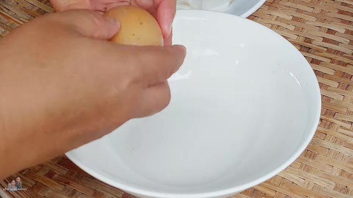 Crack 1 egg into a bowl. Add a little dark soy sauce and beat until slightly darker.