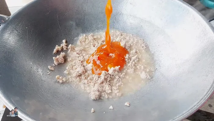 Add the sukiyaki sauce (100 grams, adjust as needed). Add more water if it gets too dry.
