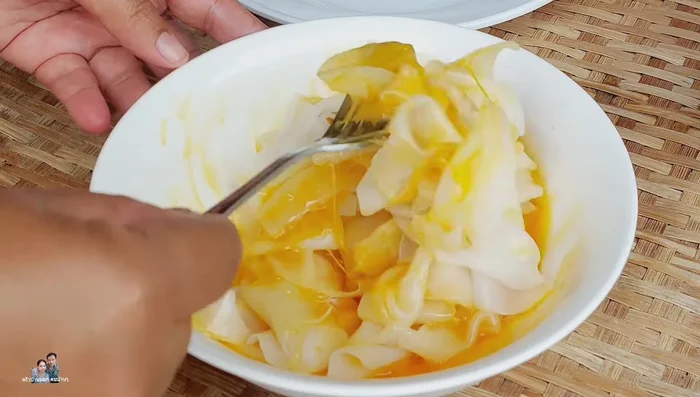 Fry the noodles in hot oil until crispy. Drain excess oil.