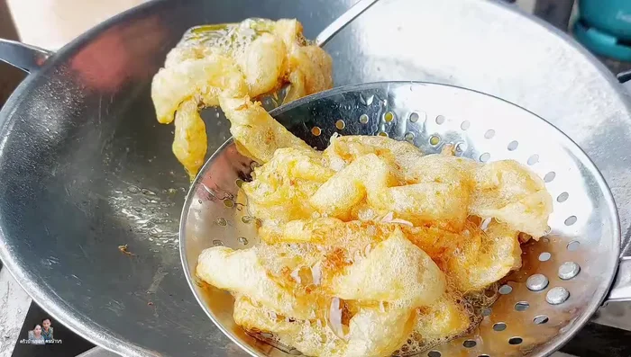 Set aside the crispy noodles.