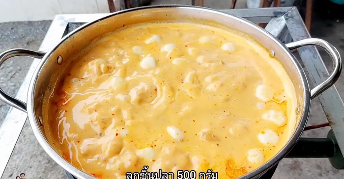 Add fish balls and simmer until cooked.