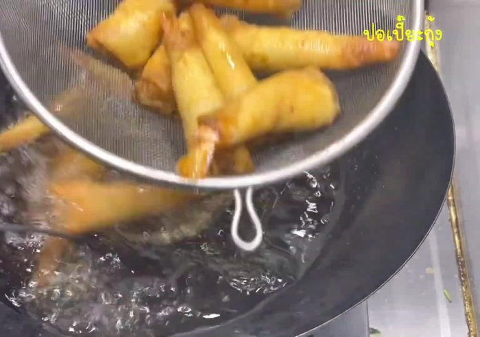 Prepare the shrimp (cleaning, marinating).