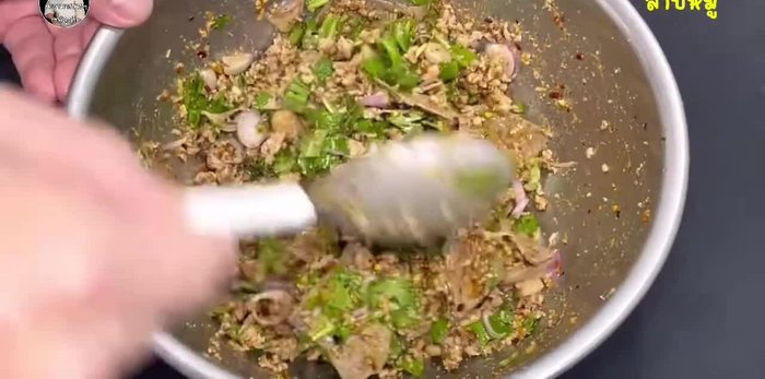 Mix the ground pork with minced shallots and garlic.